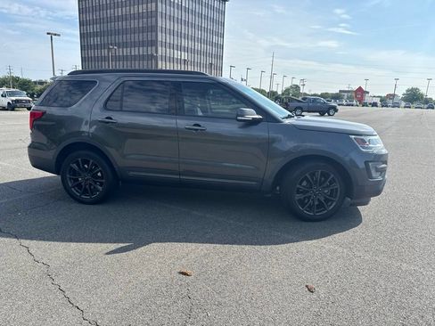 Used 2017 Ford Explorer XLT w/ Equipment Group 202A FWD image 3
