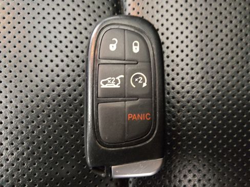 Used 2017 Jeep Cherokee Overland w/ Technology Group image 32