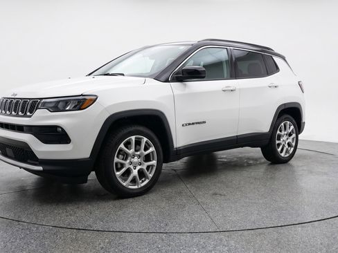 Used 2025 Jeep Compass Limited image 3