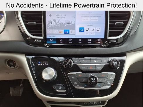 Used 2024 Chrysler Pacifica Touring-L FWD image 21