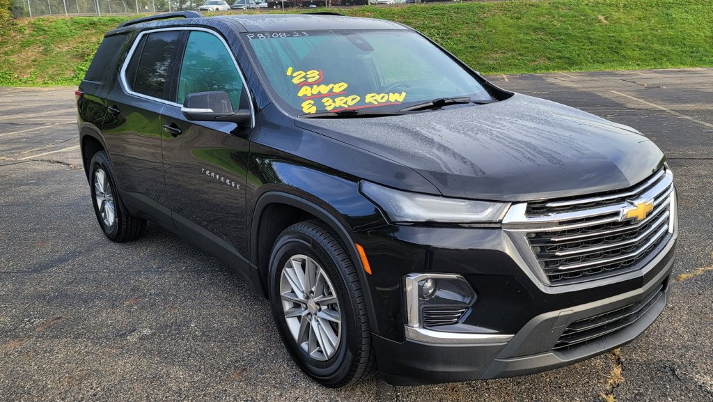Used 2023 Chevrolet Traverse LT w/ LPO, Cargo Package AWD/4WD image 2
