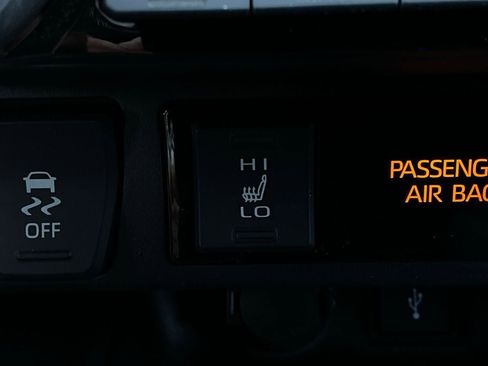 Used 2022 Toyota RAV4 SE w/ Convenience Package image 29