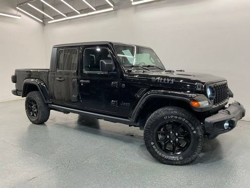 Used 2024 Jeep Gladiator Sport AWD/4WD image 2