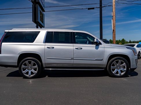 Used 2020 Cadillac Escalade ESV Luxury AWD/4WD image 17