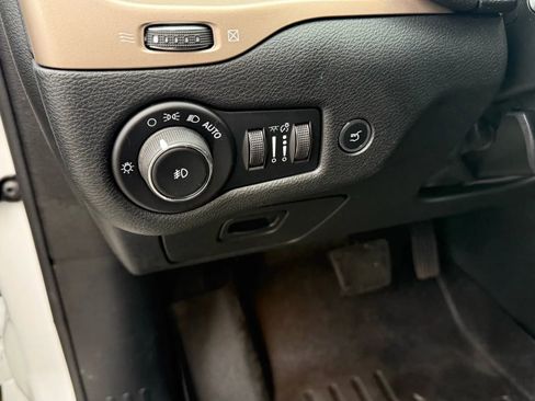 Used 2018 Jeep Cherokee Limited image 13