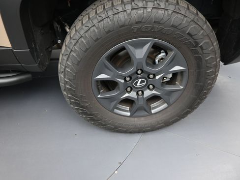 Used 2025 Lexus GX 550 w/ Accessory Package (32) AWD/4WD image 19