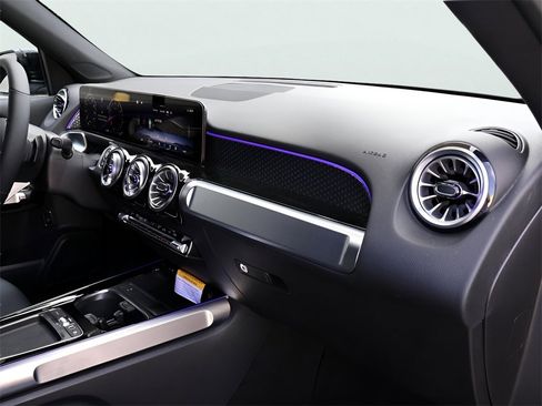 New 2025 Mercedes-Benz GLB 250 4MATIC image 11