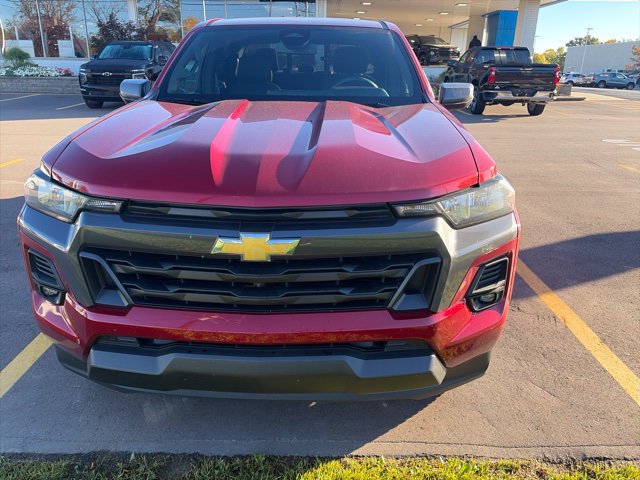 Used 2024 Chevrolet Colorado LT w/ LT Convenience Package II AWD/4WD image 2
