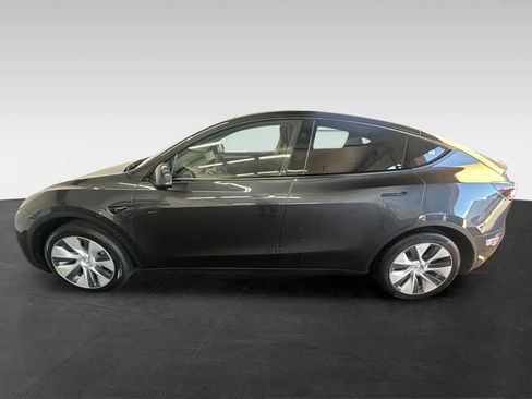 Used 2024 Tesla Model Y Long Range RWD image 3