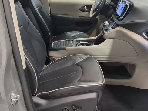 Used 2021 Chrysler Pacifica Limited w/ Uconnect Theater Family Group AWD/4WD image 28