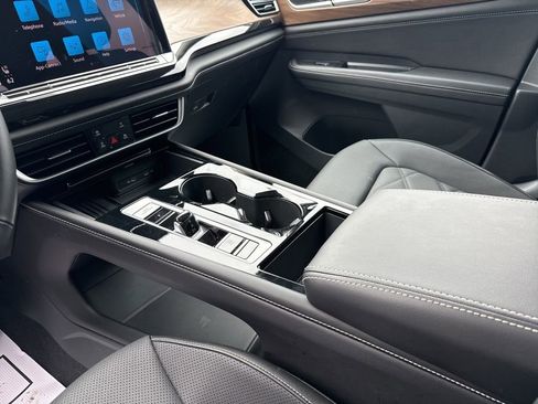 Used 2025 Volkswagen Atlas SE FWD image 18