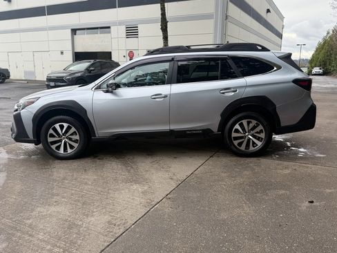 Used 2023 Subaru Outback Premium image 8