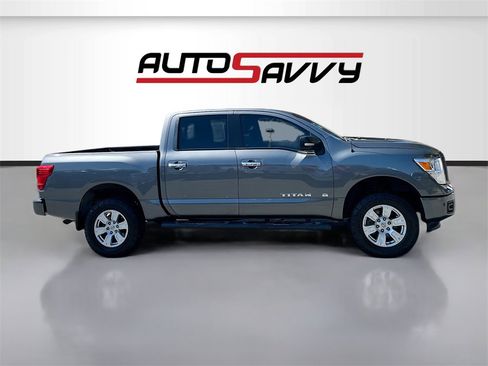 Used 2019 Nissan Titan SV w/ SV Convenience Package image 8