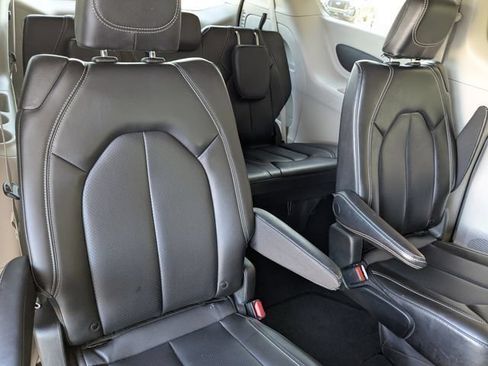 Used 2023 Chrysler Pacifica Touring-L FWD image 32