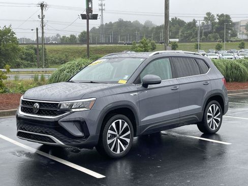 Certified 2024 Volkswagen Taos SE w/ Panoramic Sunroof Package FWD image 3