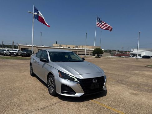 Certified 2025 Nissan Altima 2.5 SV FWD image 2