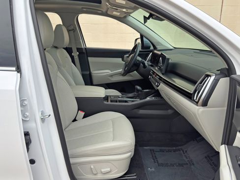 Used 2025 Kia Sorento EX w/ Panoramic Sunroof Package FWD image 15