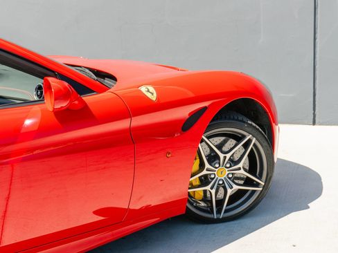 Used 2017 Ferrari California T RWD image 41