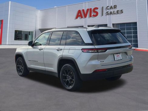 Used 2025 Jeep Grand Cherokee Altitude AWD/4WD image 9