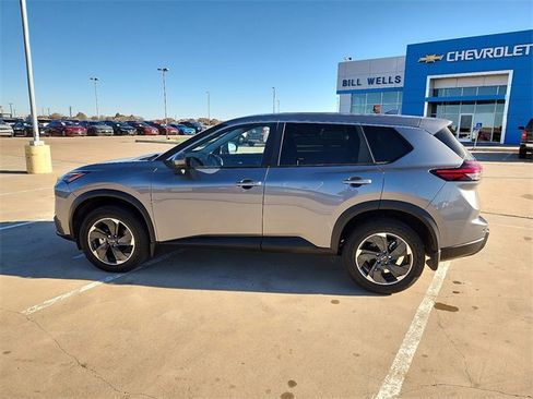 Used 2024 Nissan Rogue SV image 2