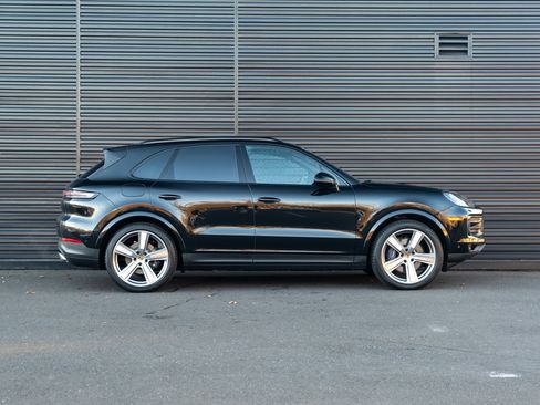 Certified 2025 Porsche Cayenne image 9
