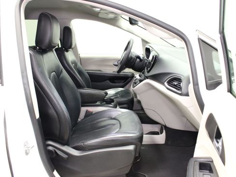 Used 2022 Chrysler Pacifica Touring-L FWD image 14