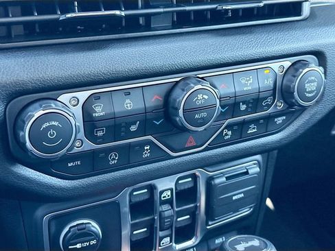 Used 2025 Jeep Wrangler Willys image 15