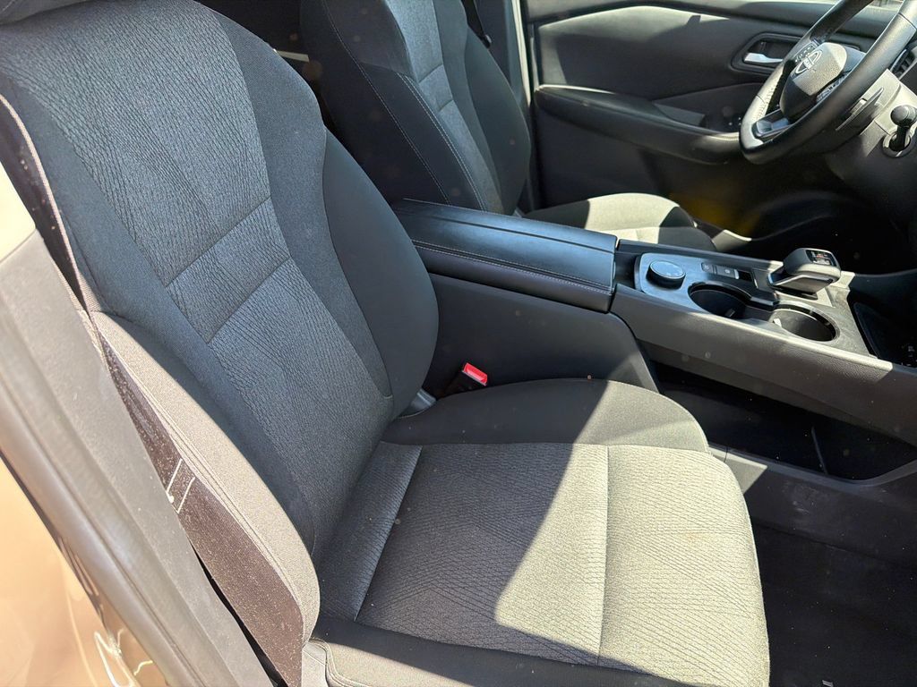 Used 2025 Nissan Rogue SV AWD/4WD image 13
