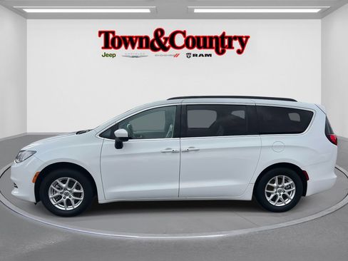 Certified 2021 Chrysler Voyager Lxi image 7