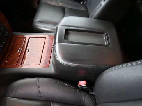 Used 2013 Chevrolet Avalanche LTZ image 9