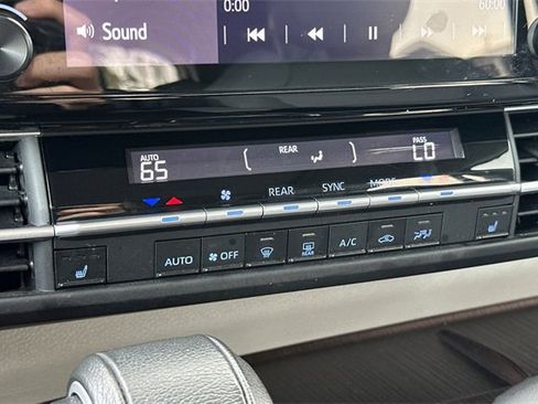 Used 2024 Toyota Sienna XLE image 23