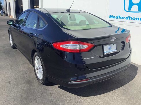 Used 2016 Ford Fusion SE FWD image 4