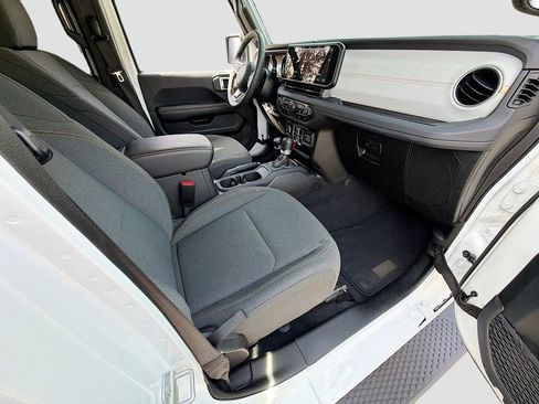 Used 2025 Jeep Wrangler Unlimited Sahara AWD/4WD image 40