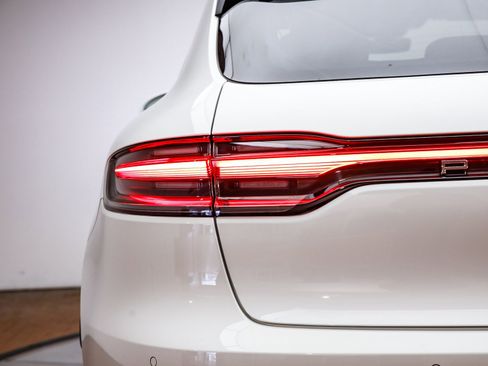 Certified 2026 Porsche Macan image 8
