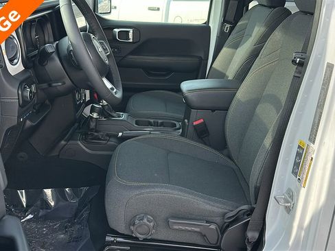 Used 2025 Jeep Wrangler Unlimited Sahara image 14