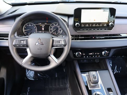 Used 2024 Mitsubishi Outlander SE image 19