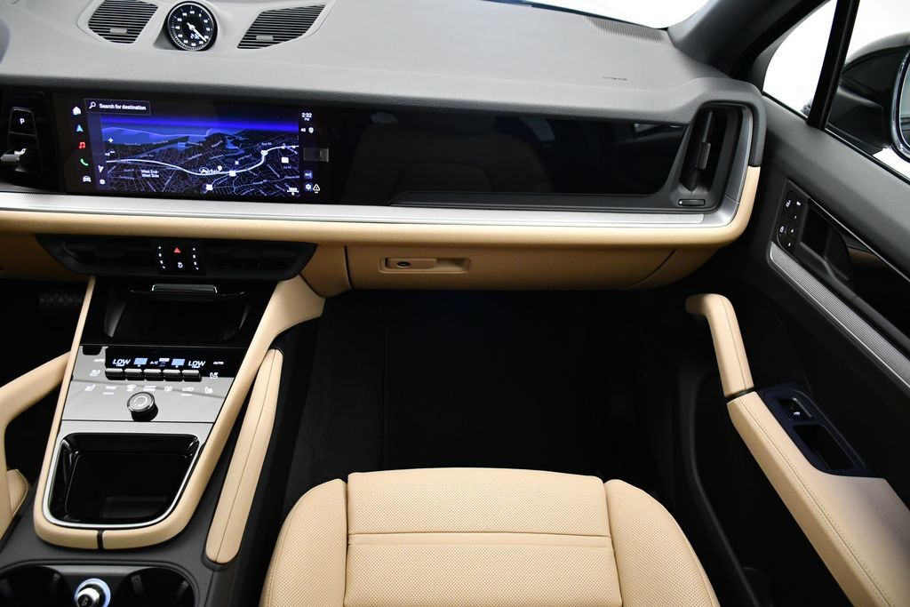 Certified 2025 Porsche Cayenne E-Hybrid Coupe AWD/4WD image 25