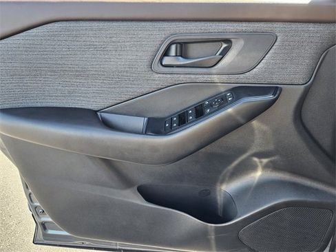 Used 2023 Nissan Rogue S image 29