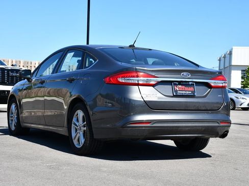 Used 2018 Ford Fusion SE w/ Fusion SE Technology Package FWD image 4