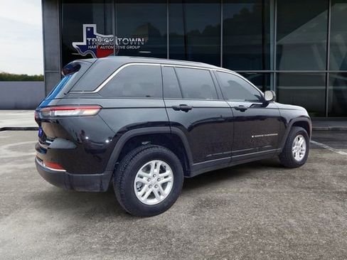 Used 2025 Jeep Grand Cherokee Laredo AWD/4WD image 3