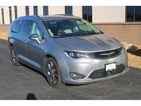 Used 2017 Chrysler Pacifica Limited w/ UConnect Theater Package image 2