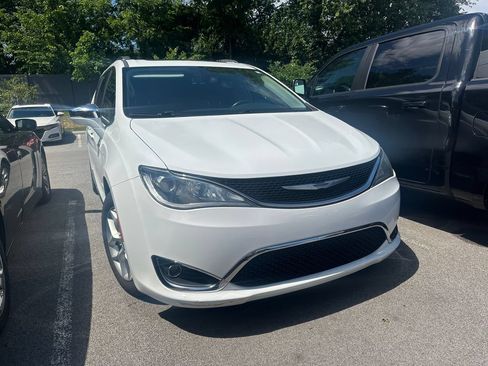 Used 2020 Chrysler Pacifica Limited FWD image 4