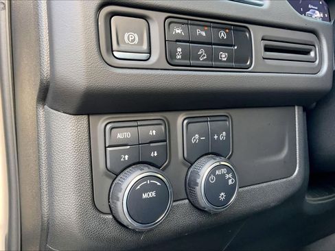 Used 2024 Chevrolet Suburban Z71 w/ Luxury Package image 34