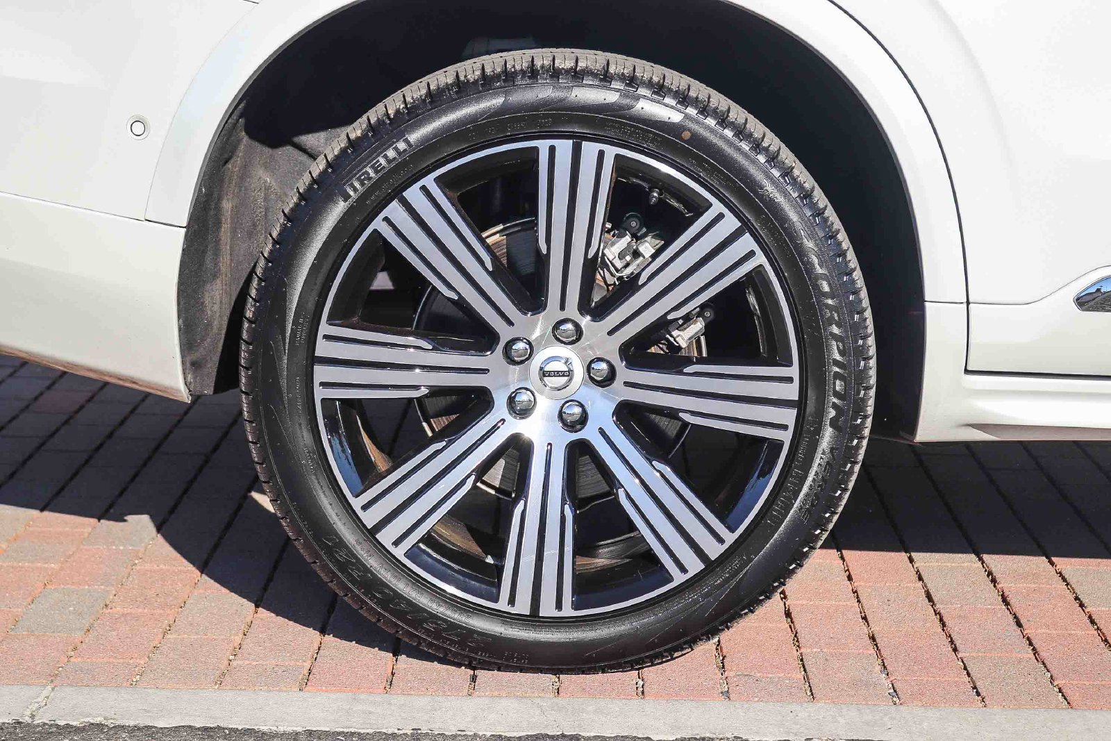Used 2025 Volvo XC90 T8 Ultra w/ Protection Package Premier AWD/4WD image 10