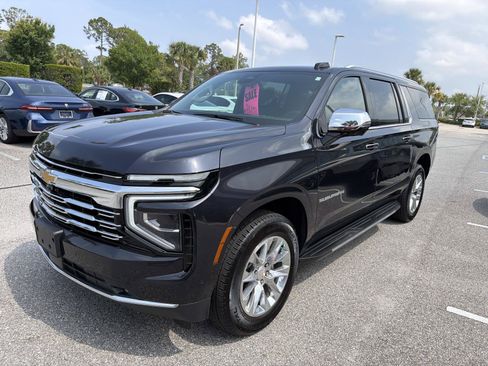 Used 2025 Chevrolet Suburban Premier RWD image 4