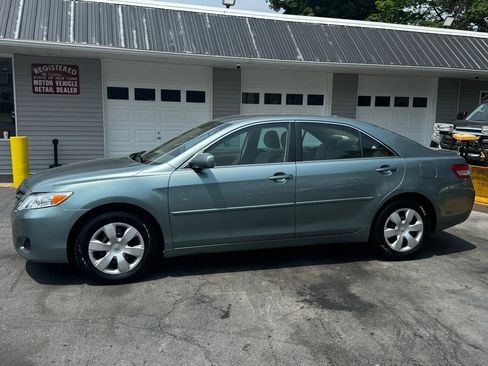 Used 2010 Toyota Camry LE image 3