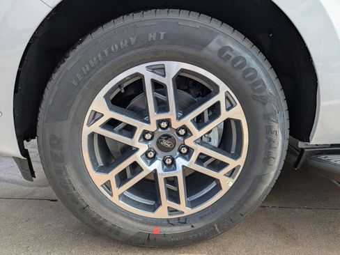 New 2025 Ford Expedition Active image 25