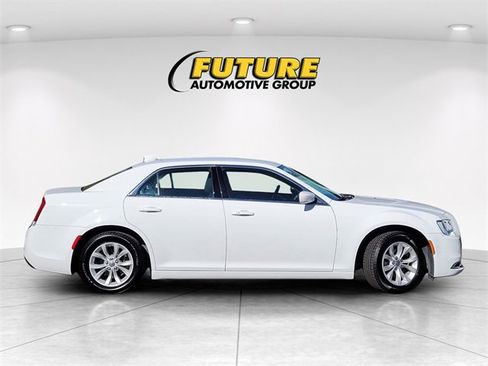 Used 2022 Chrysler 300 Touring image 9