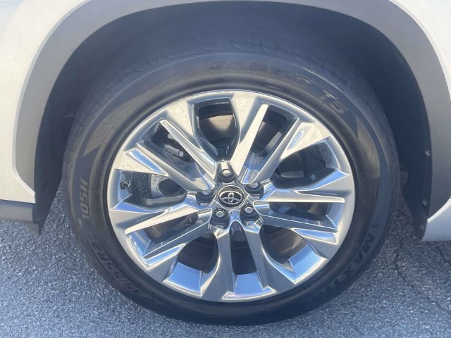 Used 2023 Toyota Highlander Limited FWD image 11