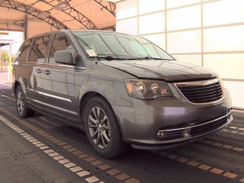 Used 2015 Chrysler Town & Country S FWD image 3